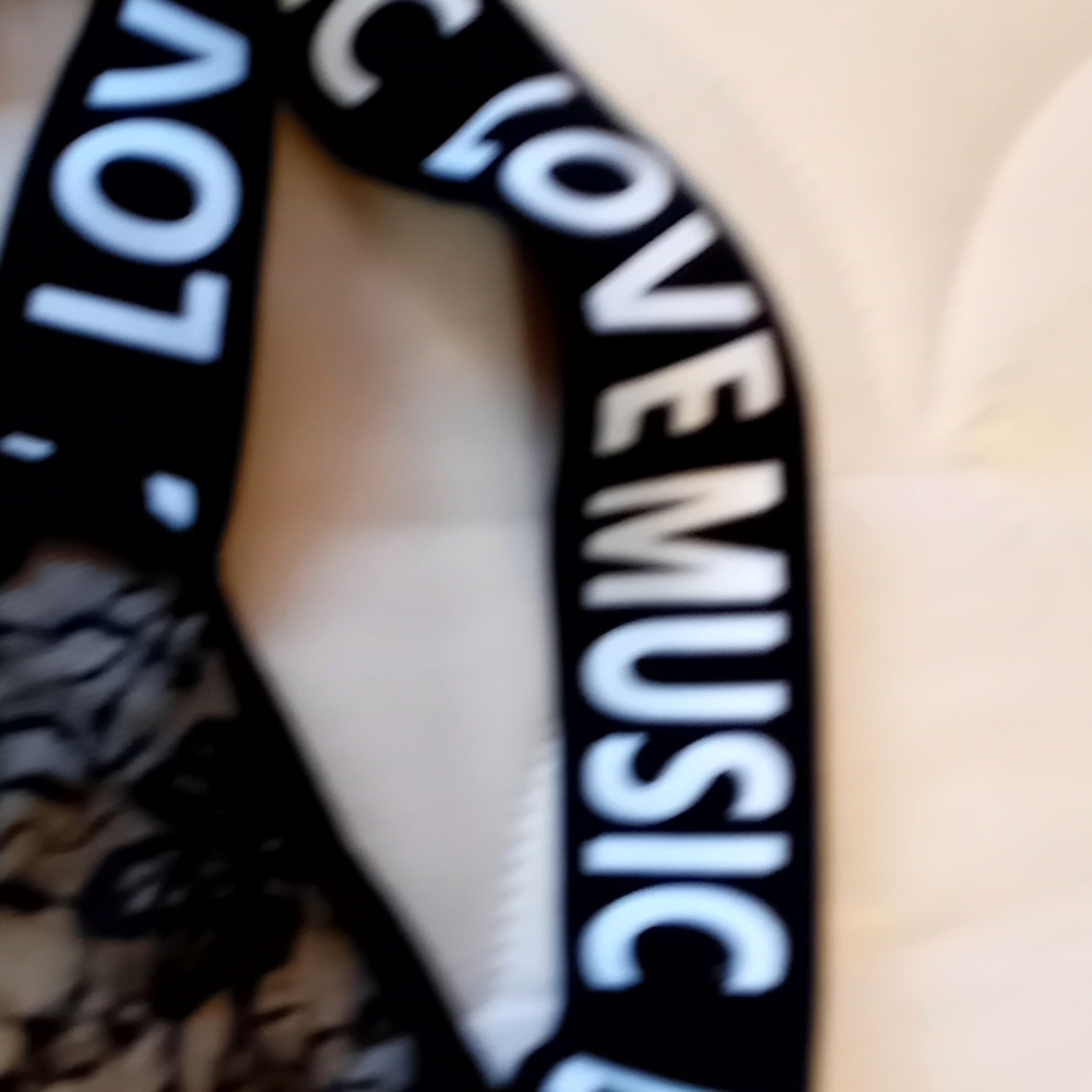 Black bra. - Picture 2 of 4